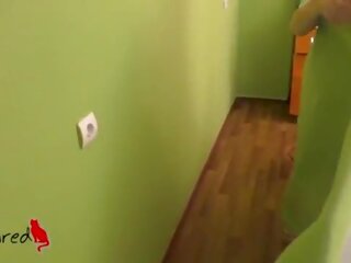 Вона був справи repairs і здобули a sudden