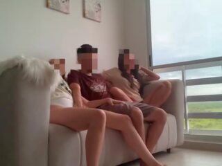 Estamos aburridos viendo tv as� que mis dos hermanastras me masturban y tenemos sexo