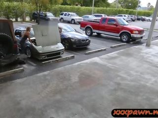 枯瘦 金发 宾博 塞尔斯 她的 汽车 和 得到 性交 由 pawn 男人
