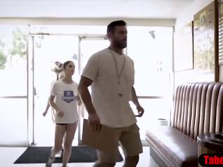 Nhỏ thiếu niên người yêu quyến rũ và fucks cô ấy trainer