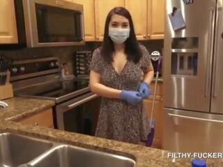 Grand seins nu soubrette mina lune - housekeeping bombasse paid xtra à nettoyer nu - charmant asiatique divinity hd