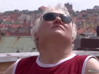 Čeština bruneta bere starý klovaný pták od za