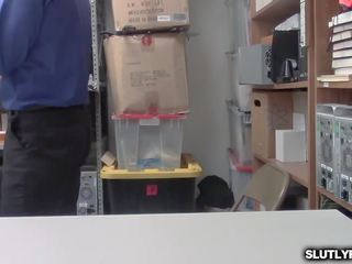 紫色 雨 上 她的 膝蓋 和 有 一 一口 的 lp officers 軸