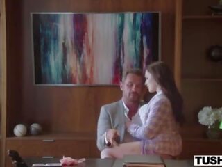 屁屁 anal-loving lily 節目 離 她的 技能 在 一個 訪問