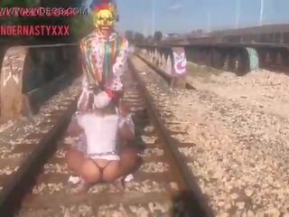 小丑 几乎 得到 撞 由 火车 而 越来越 头