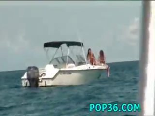 Merry tipar bounces në një johnson