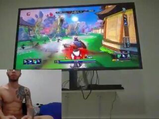 Questo screpolatura prende giocare video giochi nudo