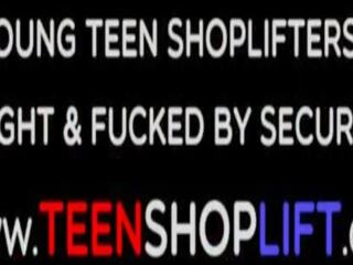 Малък тийн shoplifter заловени от а охрана и има към плащане