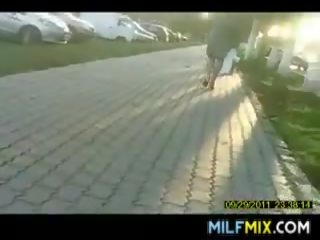 Милф в токчета ходене вкъщи