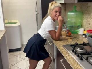 Hijastra acepta el trato de su padrastro para no volver a cocinar
