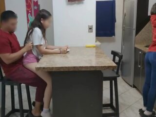 Mi Sobrina Traviesa le Gusta Comer Sentada en las Piernas del Tio Pervertido al Frente de su Mujer