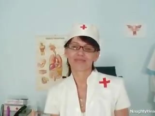 Starsze amatorskie mama nosi okulary i lateks jednolity