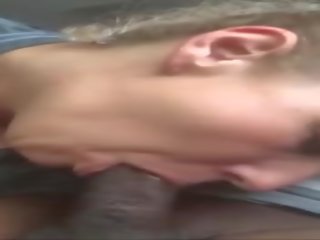 Blond amatør suger en svart phallus
