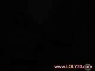 곱슬 곱슬 한 브루 넷의 사람 여자 친구 스트립