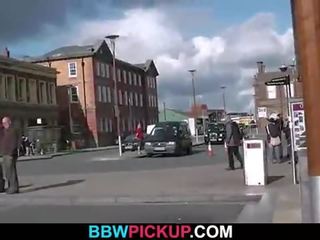 Грудаста турист отримує dicked в в публічний туалет