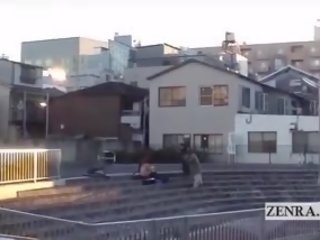 자막 극단 일본의 공공의 나체 옥외 입