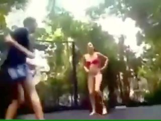 妖娆 年轻 年轻 女士 乱搞 上 一 trampoline