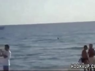 Аматьори духане в публичен плаж