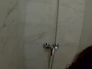 Mi hermanastra 我 hace una mamada en 啦 ducha