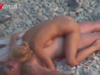 Plazh voyeur&period; stupendous bjonde mjaltë kalërim të saj njeri në një publike plazh