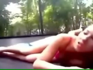 Сладострастен млад млад дама чука на а trampoline