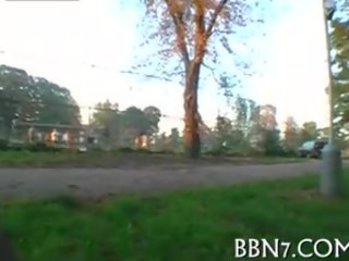 На lure на пари в брой drives игриво момиче към давам публичен духане