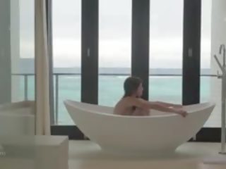 Dildoing jej słodkie krocze w the jacuzzi