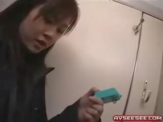 호리 호리한 일본의 후커 에 짧은 스커트 주기 bj