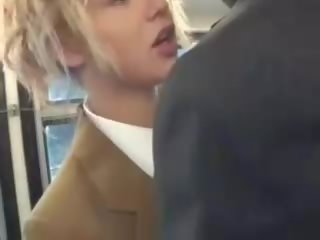 Blond seductress sucer asiatique youngsters bite sur la autobus