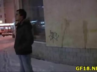 어린이 앉아 & stares 에 그의 한창 젊은 점점 엿