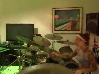 Felicity feline drums 和 jams 同 朋友 背後 該 場景