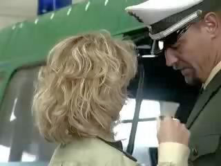 Німецька поліція дає a grate урок для marvelous білявка підліток шоу