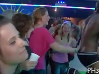 2 ブロンド waiters したたります 小娘 と クソ 1 streetwalker 乱暴に