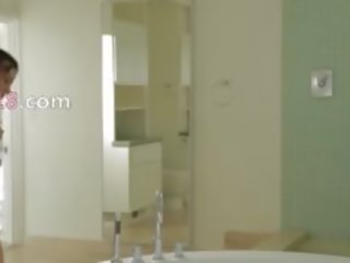 Vrai la mignonne en la jacuzzi tube