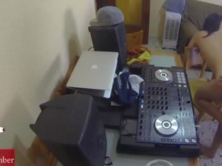 Dj scopata e scratching in il sedia con un nascosto camma spionaggio il mio stupendous gf