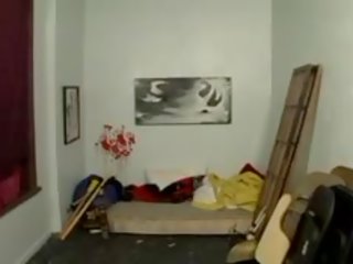 Млад lassie прави малко дупе гимнастика с тя играчки