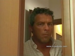 Langkah ayah fucked langkah gadis betul sehingga kepada pantat/ punggung manakala beliau companion daripada