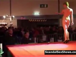 Удачливий stripling отримує a приватний танець від a outstanding білявка стриппер