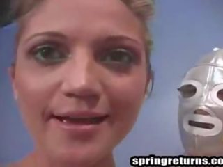 Damsel трахає смаглява молодий жінка в той час як чоловік sees