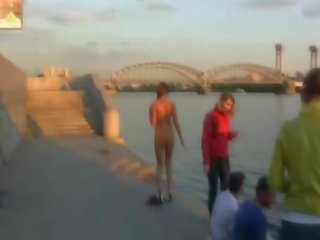 Bata tinedyer demonstrates kanya puke sa publiko