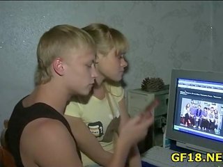 Hon bounds på det snabbare och snabbare gråtande louder