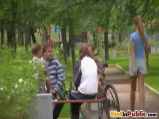 Deity pees вътре тя секси шорти