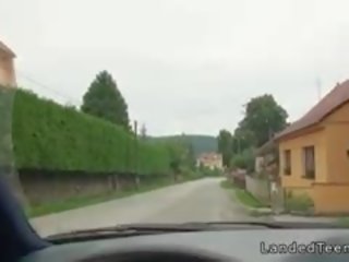금발의 아마추어 hitchhiker 앞머리 에 자동차 포