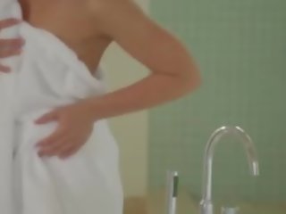 Vrai enchantress en la jacuzzi tube