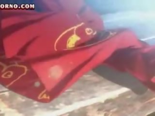 Карикатура юношески изстискване а млад ученичка огромен балони