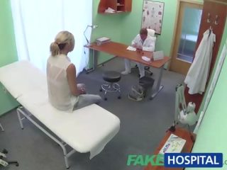 金发 小鸡 得到 healed 由 医生 迪克