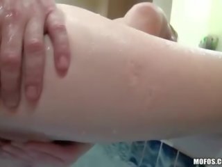 Kecil mungil eropa bayi analed di sebuah jacuzzi