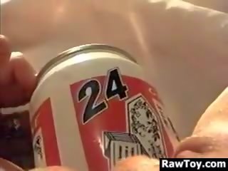 Utilizzando un birra lattina a per favore suo fica