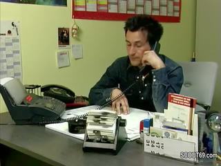 Chef fickt junge bewerberin 在 ihren kleinen arsch
