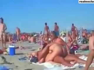 Public nud plaja partener schimbate murdar clamă în vara 2015